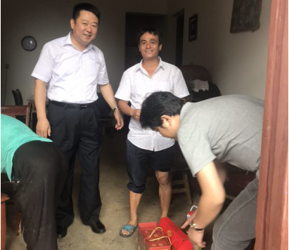 情系穷困户  粽香暖民气——南昌城投集团发展端午节前走访慰问活动