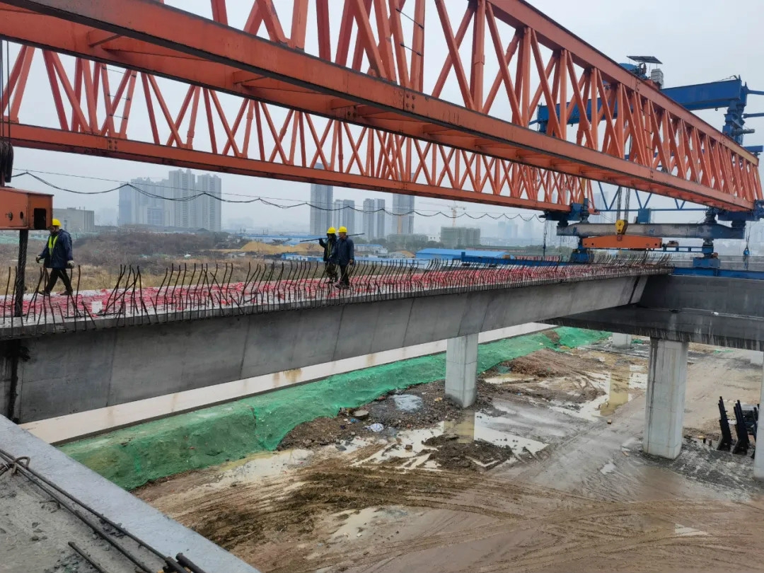 节后九洲高架东延工程架桥机首片箱梁架设实现