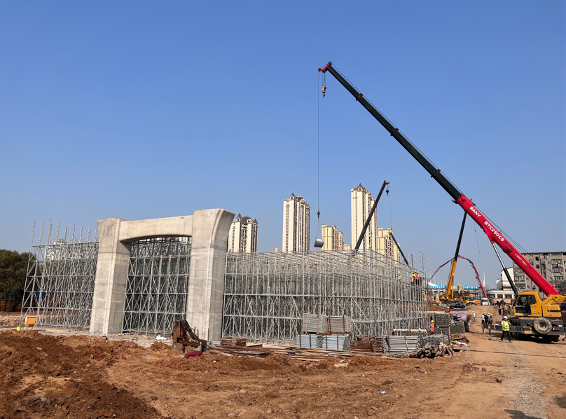 副总经理罗辉实地调度南表环高快项目工程